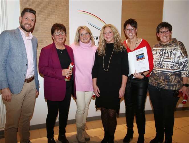 Sandra Beyl (3.v.r.), Jugendwartin, und Christian Klapthor (l.), Sportwart, freuten sich mit den Damen 50 des TC Kobern-Gondorf über den Gruppensieg in der Rheinlandliga.
