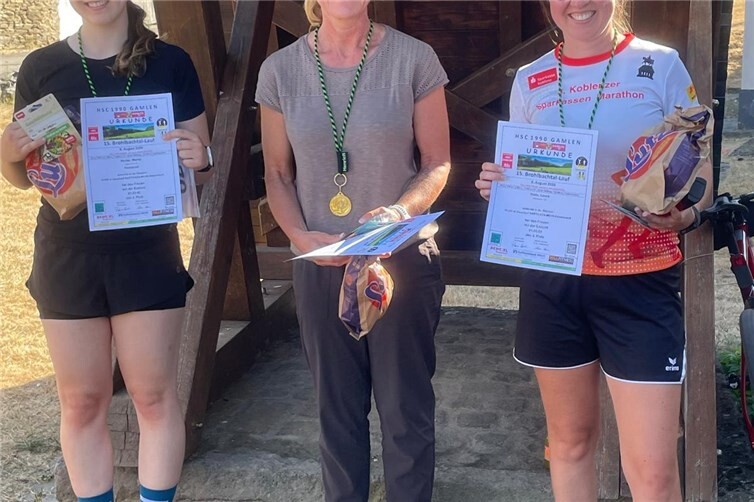 Sandra Britz (Bildmitte) von der LG Laacher See gewannt den 10km Lauf.