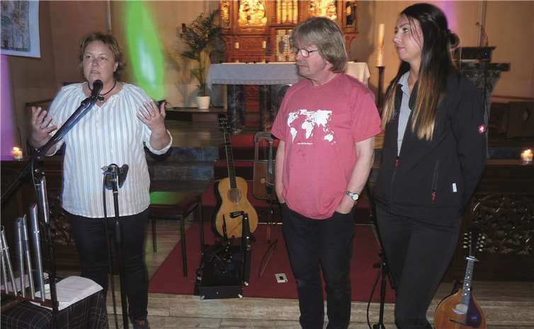 Sandra Dietrich-Fuchs (li.) bedankte sich gemeinsam mit Julia Schweitzer von der VG-Mendig bei Frans Somers, der die hochkarätigen Künstler nach Thür gebracht hatte. Fotos: - FRE-