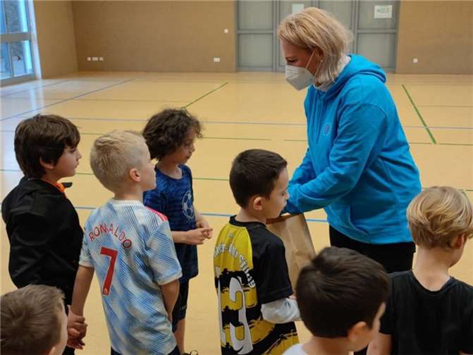 Sandra Ehrenthaler, Mitbegründerin des Vereins und Vanessa Schoon, die 1. Vorsitzende, überraschte die Kinder mit prall gefüllten Weihnachtstüten und sorgten somit für Begeisterung unter den Kids.Foto: privat