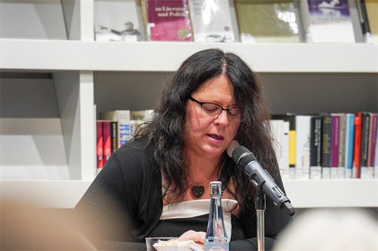 Sandra Engels las aus ihrem autobiografischen Buch „Mein Leben mit einem Zebra im Kopf“.