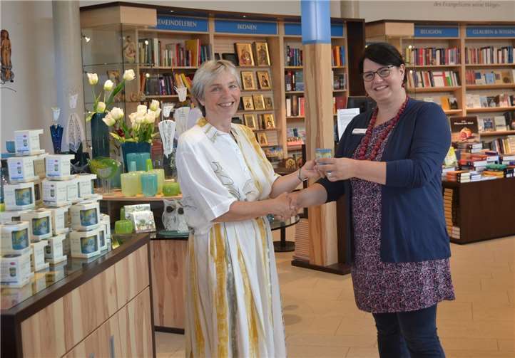 Sandra Friedrich (r.) überreicht Irmgard Hillesheim die Schmucklichter von Maria Laach. E.T. Müller