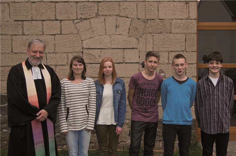 Sandra Funke, Lena Kabuth, Lukas Gros sowie Elias Andersch und Nick Molitor (v.li.n.re.),hier mit Pfarrer Thorsten Hertel (li.), feierten einen Vorstellungsgottesdienst. Thorsten Kabuth