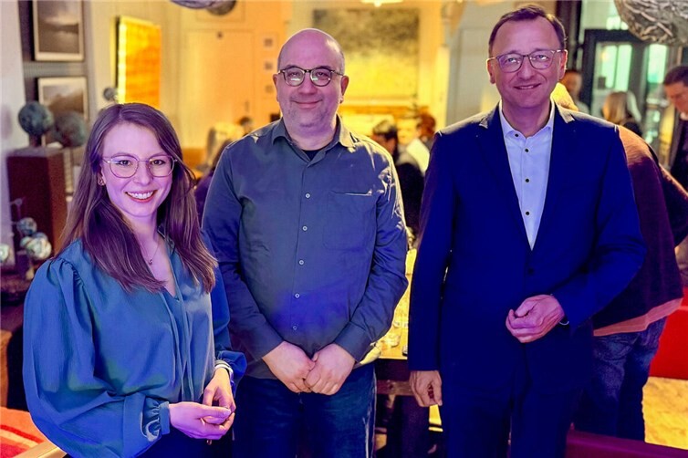 Sandra Gratzfeld, Theaterintendant Markus Dietze (mitte) und der Koblenzer CDU-Kreisvorsitzende sowie Bundestagsabgeordnete Josef Oster beim Austausch im Rahmen von „CDU im Dialog“ in der Genusswerkstatt Koblenz. 