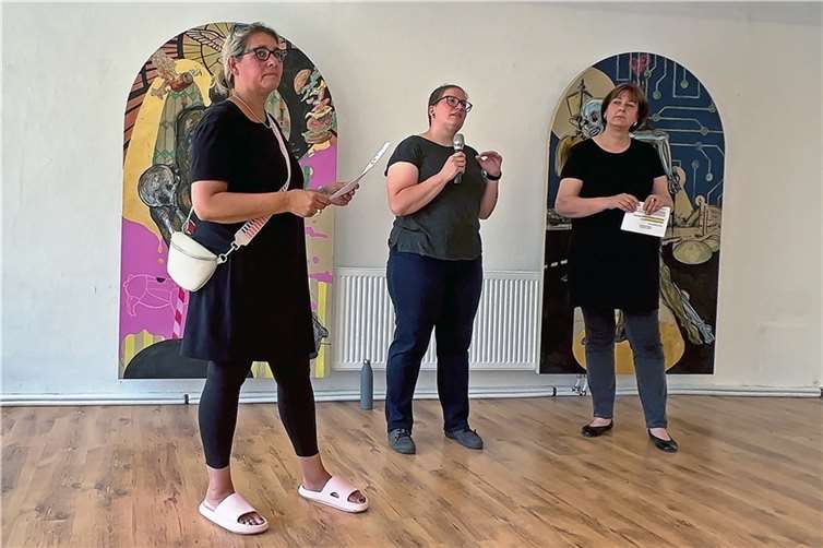 Sandra Irsch (links) und Sabine Odenthal (rechts) im Gespräch mit Désirée Wickler (Mitte). Foto: Ines Langs