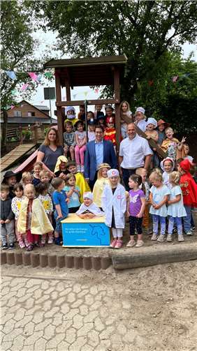 Sandra Knop, Leiterin der Kindertagesstätte in Blankenrath, Jürgen Hoffmann, Bürgermeister der Verbandsgemeinde Zell (Mosel), und Thomas Hau, Kommunalmanager bei Westenergie, freuen sich zusammen mit den Kinder der Kita über die neue Theaterkiste.  Foto: Philippe Siegburger, Westenergie