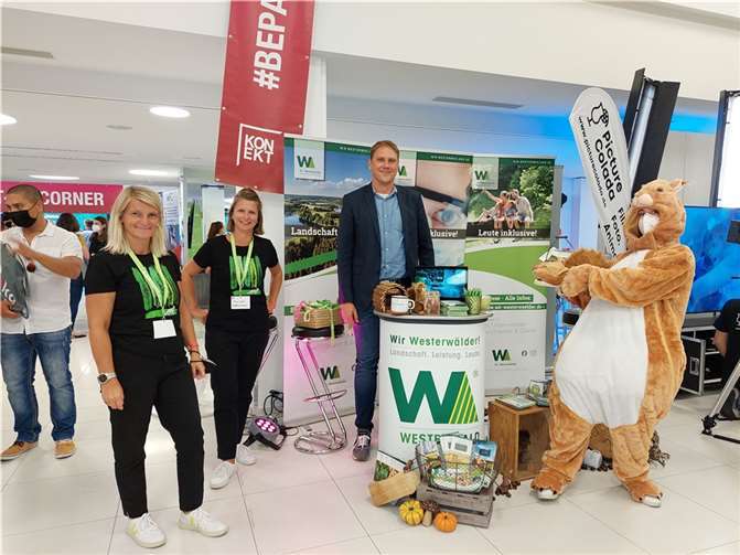 Sandra Köster, Myriam Hatzmann (beide Wir Westerwälder gAöR), Lars Kober (Leiter der Wirtschaftsförderung Kreis Altenkichen), Eddi das Wir Westerwälder Eichhörnchen. Foto: privat