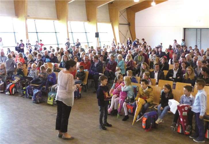 Sandra Koschel begrüßte ihre neuen Schüler in Heimersheim, die älteren spielten für die Erstklässler und begleiteten sie dann zur Schule. WM