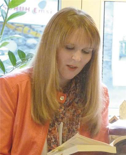 Sandra Regnier bei der Vorstellung ihres Buches im Hotel-Café Germania. privat