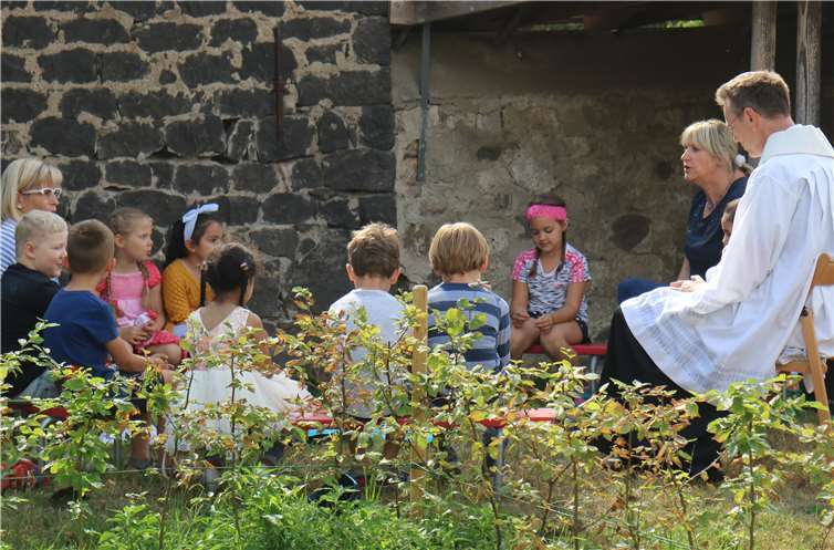 Sandra Rheindorf-Weber, Steffi Oerter und Pastor Norbert Missong mit Kindern beim Abschlussgottesdienst.Foto: Jutta Busenkell