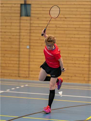 Sandra Schreiber, gut in Balance und mit sicherem Auge für den Aus-Ball.  Foto: Custer Aranas