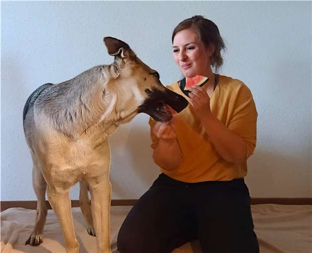 Sandra Schrick und ihre Hündin Wilma. Wassermelone ist auch für Hunde eine willkommene Erfrischung an heißen Sommertagen.