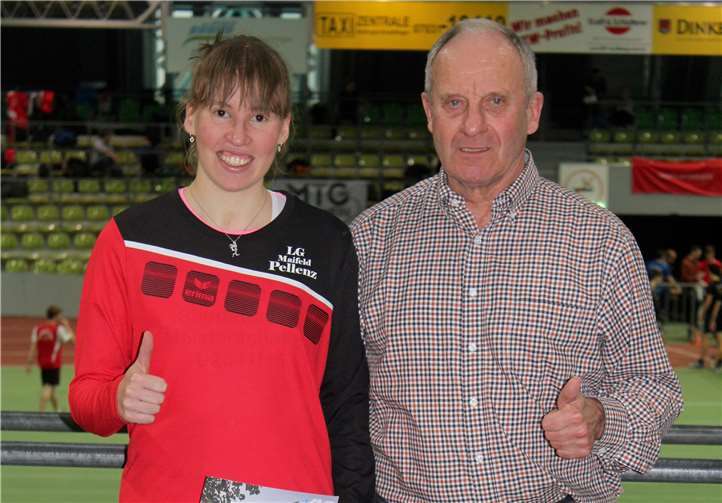 Sandra Teller und Trainer W. Wirth bei den Süddeutschen Hallenmeisterschaften im Sindelfinger Glaspalast.Foto: privat