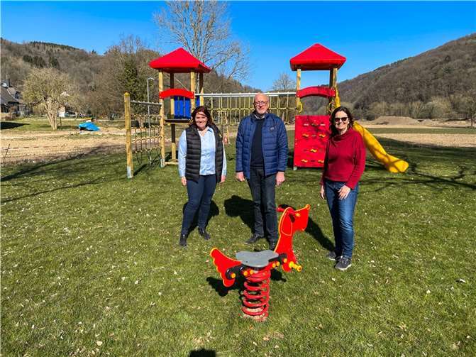 Sandra Weeser MdB, Ortsbürgermeister Jürgen Schwarzmann und Mechthild Heil MdB am neu aufgebauten Spielplatz in Hönningen-Liers.  Foto: privat