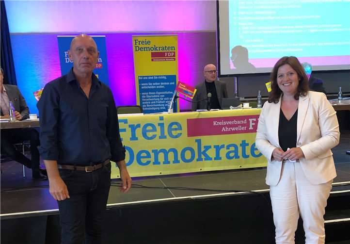 Sandra Weeser MdB (rechts) gehörte nach Ulrich van Bebber (Mitte im Hintergrund), der die Wahlen geleitet hatte, zu den ersten Gratulanten des frisch gekürten Landtagskandidaten Wolfgang Reuss. Foto: privat