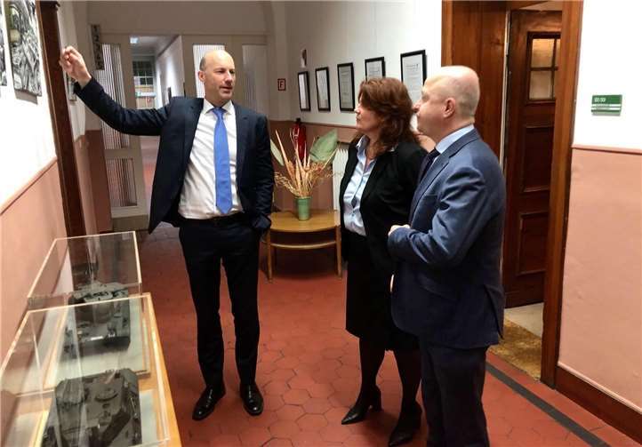 Sandra Weeser mit dem stellvertretenden Fraktionsvorsitzenden Michael Theurer bei der Jungenthal Wehrtechnik zusammen mit Geschäftsführer Jörg Kamper.Foto: privat