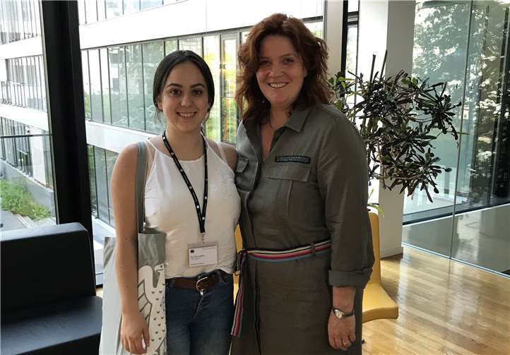 Einmal in die Rolle einer Bundestagsabgeordneten schlüpfen Sandra Weeser (re.) mit Pia Räder (li.), Teilnehmerin am Planspiel „Jugend und Parlament“. Foto: privat