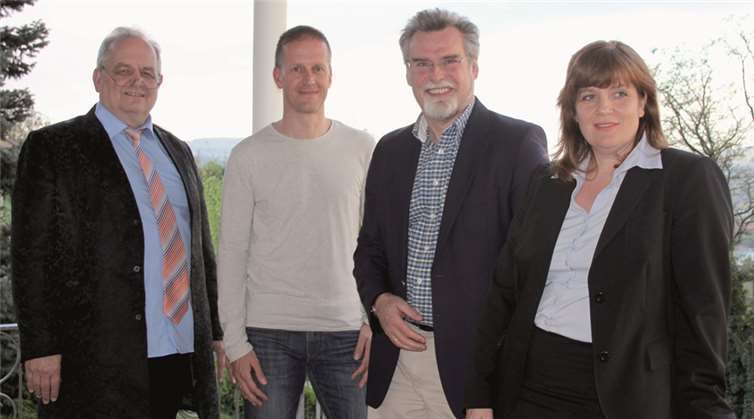 Sandra Weeser überlegt, was sie zu Tempo 30 in ihrer Heimat an Westerwald und Sieg mitbringen kann. Herbert Mertin freut sich sichtlich über eine Lösung, die er bald auch im Stadtrat von Koblenz verwenden möchte. Carsten Renner und Paul Peter Baum präsentieren stolz den Ausblick.privat