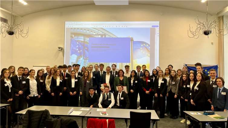 Sandra Weeser und Carl-Bernhard von Heusinger standen im Rahmen der Fishbowl-Diskussion Schülerinnen und Schülern des Modell-Europa-Parlaments Koblenz Rede und Antwort.  Foto: Büro Weeser