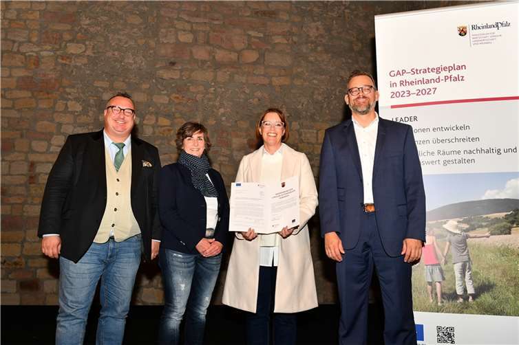 Sandra Zilles, Barbara Beicht und Achim Kistner von der LAG Hunsrück erhalten die Anerkennungsurkunde als LEADER-Region aus den Händen von Staatsekretär Andy Becht.  Foto: MWVLW