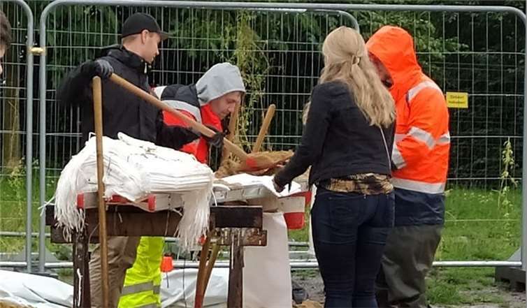 Sandsackfüllstation auf dem Viehmarktplatz in Mayen. Foto: privat