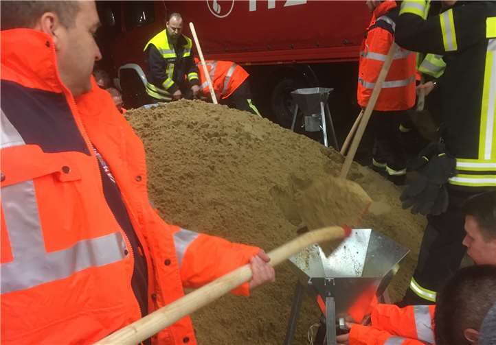 Sandsäcke wurden befüllt und ausgegeben.