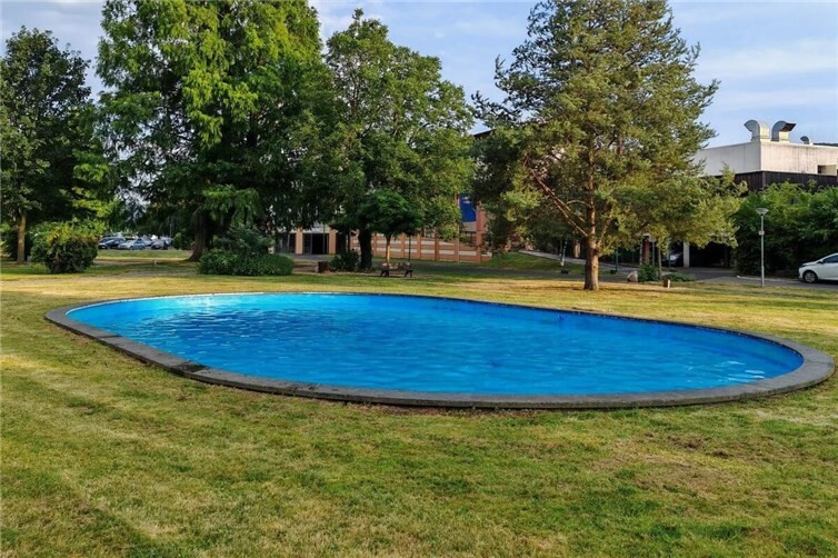 Saniertes Becken ohne Springbrunnentechnik.