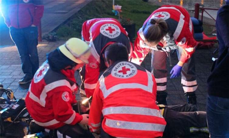 Sanitäter und Rettungssanitäter arbeiteten unter vollster Konzentration.