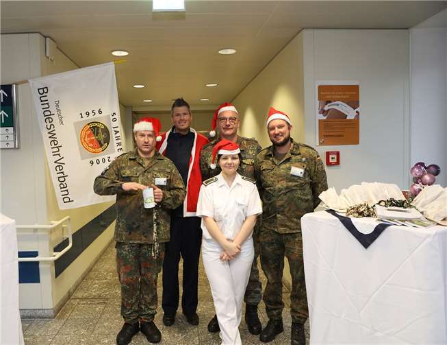 Sanitätssoldaten sammelten Spendengeld für an Krebs erkrankte Kinder.Foto: Andreas Weidner