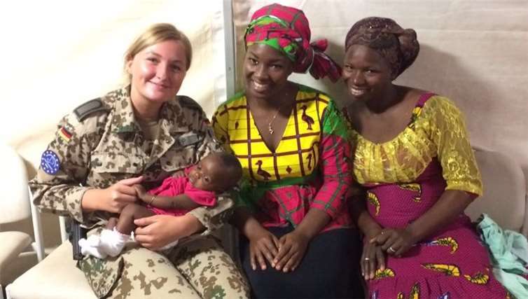 Sanitätssoldatin mit malischen Müttern und Baby. Privat
