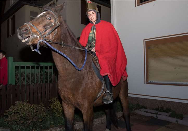 Sankt Martin Alias Michael Hochgürtel führte den Martinszug an.