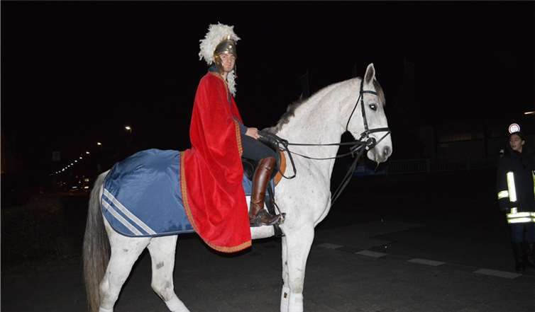 Sankt Martin alias Martin Mohrmann mit breitem rotem Mantel und Helm hoch zu Ross wurde von den Kripper Kindern mit Ehrfurcht bestaunt.