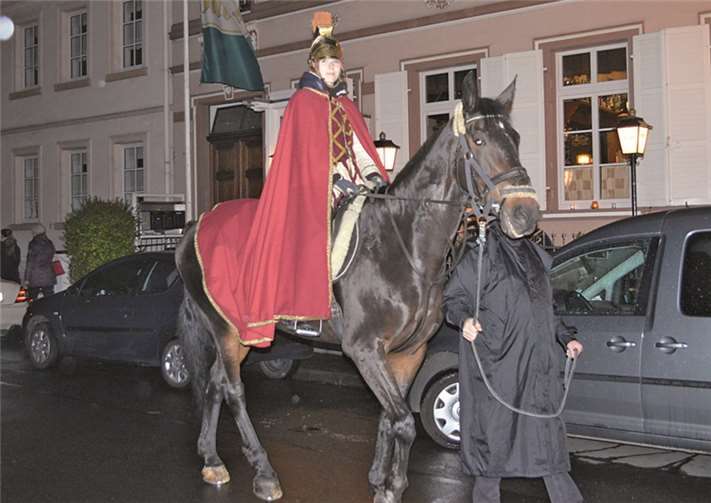 Sankt Martin, alias Sabrina Kür, führte den Fackelzug durch den Hafenort an.
