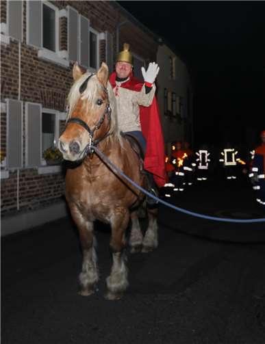 Sankt Martin alias Thomas Kühlwetter ritt dem Martinszug voran.