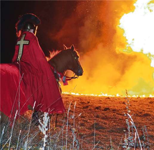Sankt Martin führte den Laternenzug an, bis zu großen Feuer. Jens Röser