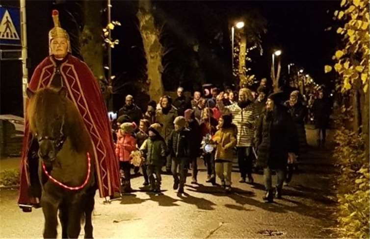 Sankt Martin führte den Laternenzug hoch zu Ross an.Foto: privat