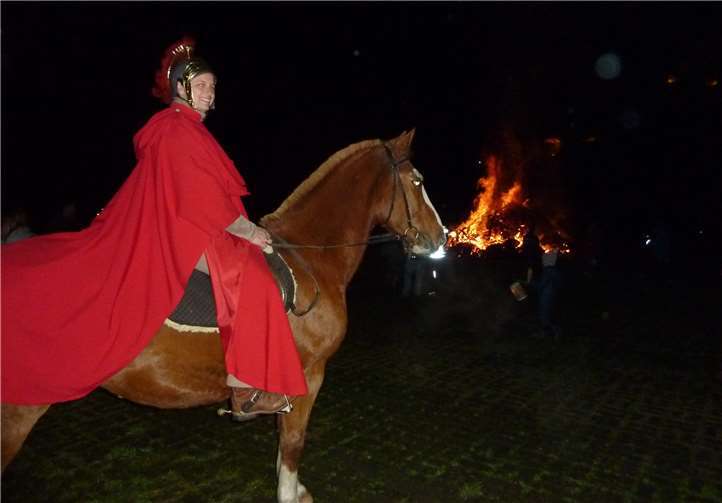 Sankt Martin hoch zu Ross vor dem Martinsfeuer. Privat