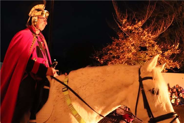 Sankt Martin im Schein des Martinsfeuers. Foto: Männerverein