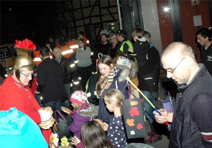 Sankt Martin verteilte die Brezeln an die in Kinder.