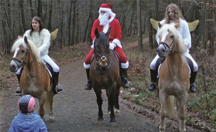 Sankt Nikolaus (Bernd Petry) umrahmt von seinen beiden Engeln (links Michelle Touby und rechts Kim Krins).Privat