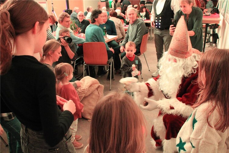 Sankt Nikolaus alias Steinmetz Michael Pitack bescherte die kleinen und großen Gäste. Fotos: GS