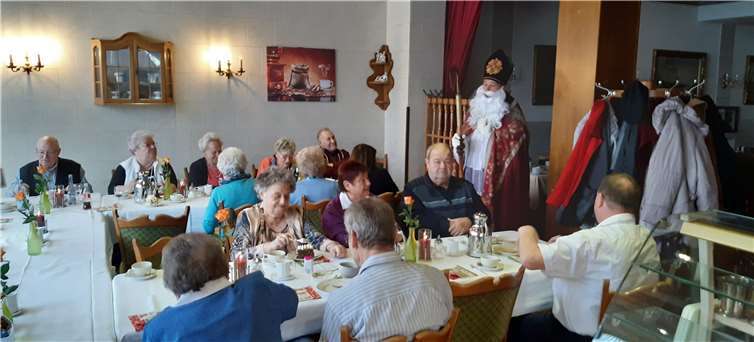 Sankt Nikolaus im feierlichen Bischofsornat besuchte die muntere Runde.Fotos: privat