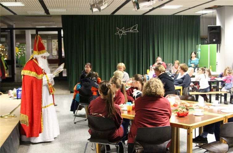 Sankt Nikolaus schaute genau in sein Goldenes Buch, bevor er die Tüten verteilte.privat