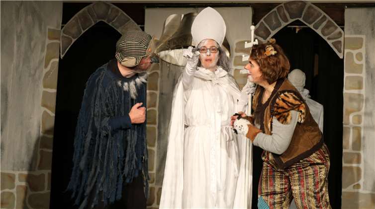 Sankt Silvester schenkt denbeiden Tieren einen Ton des Neujahrsgeläuts.