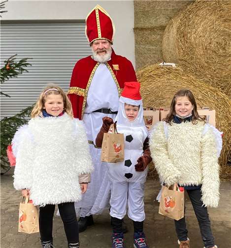 Santa Claus (alias Bernd Petry) hatte sich mit den Verantwortlichen des Vereins Einiges einfallen lassen, um den Nikolausbeutel auch ansprechend aussehen zu lassen.Foto: privat