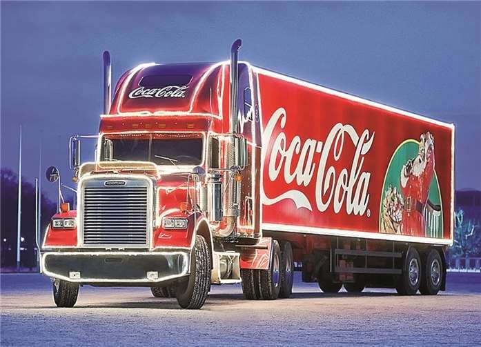 Santa Claus und der Truck halten im Kurpark, um vier gemeinnützigen Vereinen eine ganz besondere Weihnachtsfreude zu bereiten. Coca-Cola