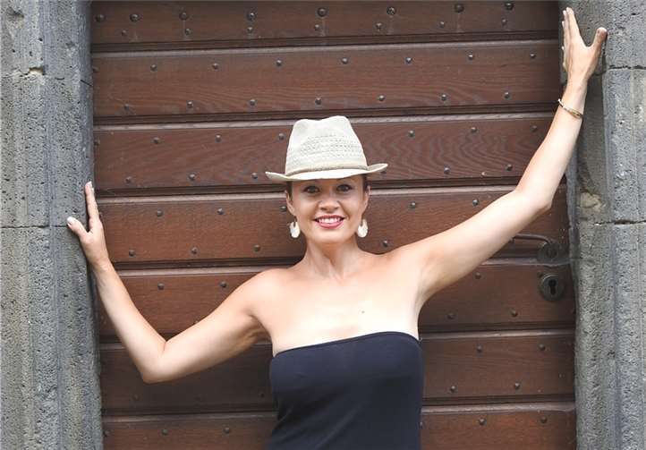 Andernacherin auf musikalischem Höhenflug Sara Bennett vereint in sich die zwei bedeutendsten Elemente des Showbusiness: eine sensationelle Stimme und eine fantastische Bühnenpräsenz. WAMFO.DE