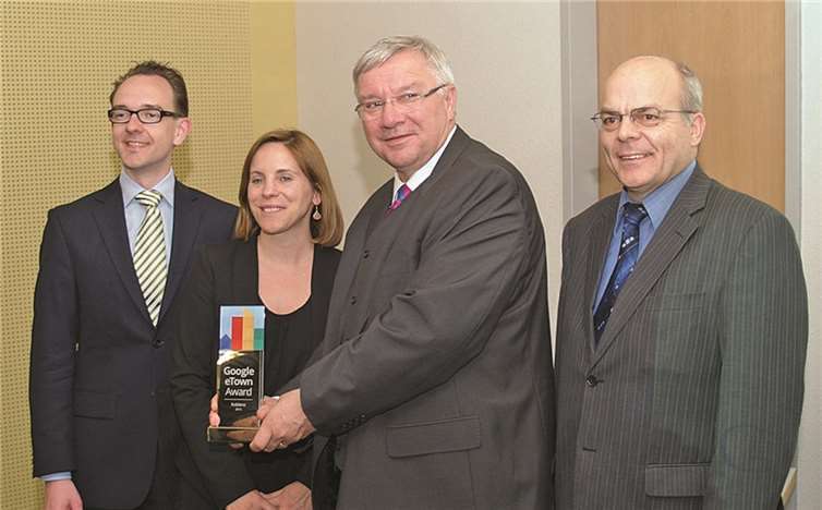 Sara Fix-Bähre von Google und Dr. René Arnold, IW Köln, überreichen dem Koblenzer Oberbürgermeister Prof. Dr. Joachim Hofmann-Göttig und Jürgen Czielinski, Leiter des Amtes für Wirtschaftsförderung der Stadt Koblenz und TZK-Geschäftsführer, den eTown-Award 2013. privat