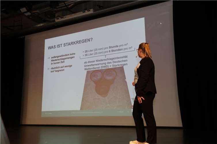 Sara Luz von der Verbraucherzentrale informiert über Klimafolgenanpassungsmöglichkeiten und die Warnstufen.  Foto: CEW