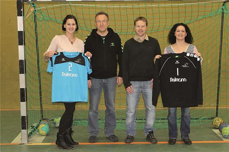 Sara Saß und Ines Hoffmann nahmen die neuen Trikots freudig entgegen. privat